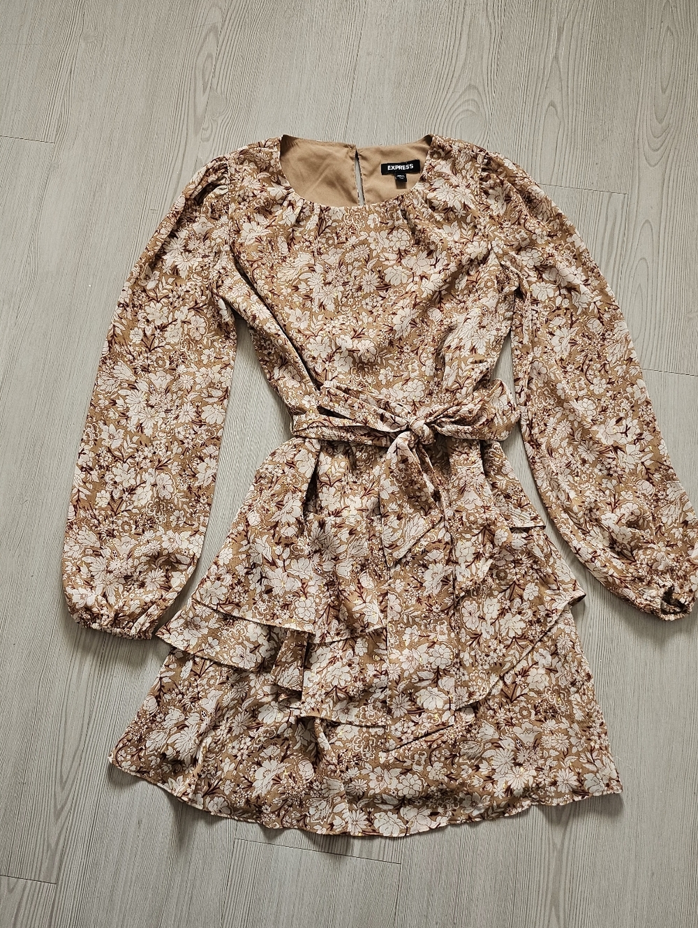 Express Women's Floral Tiered Long-Sleeve Dress in Tan and White